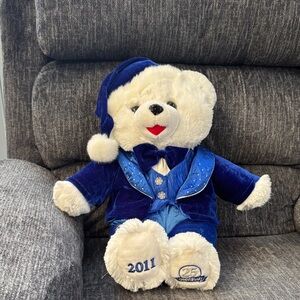 2011 holiday Bear . 
18 inches 
No damage
Xcellent condition